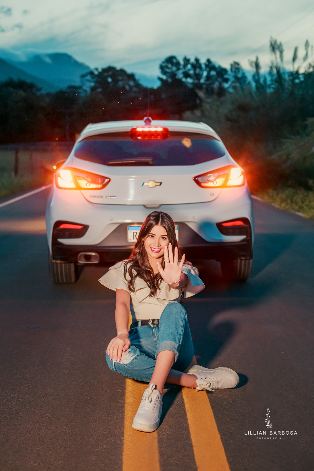 ensaio-de-15-anos-castelo-britanico-castelo-em-cocal-do-sul-castelo-em-santa-catarina-cropped-branco-calça-jeans-carro-fotógrafa-de-santa-catarina-fotógrafos-de-santa-catarina-fotógrafa-de-lauro-muller-fotógrafos-de-lauro-muller-fotógrafa-de-15-anos