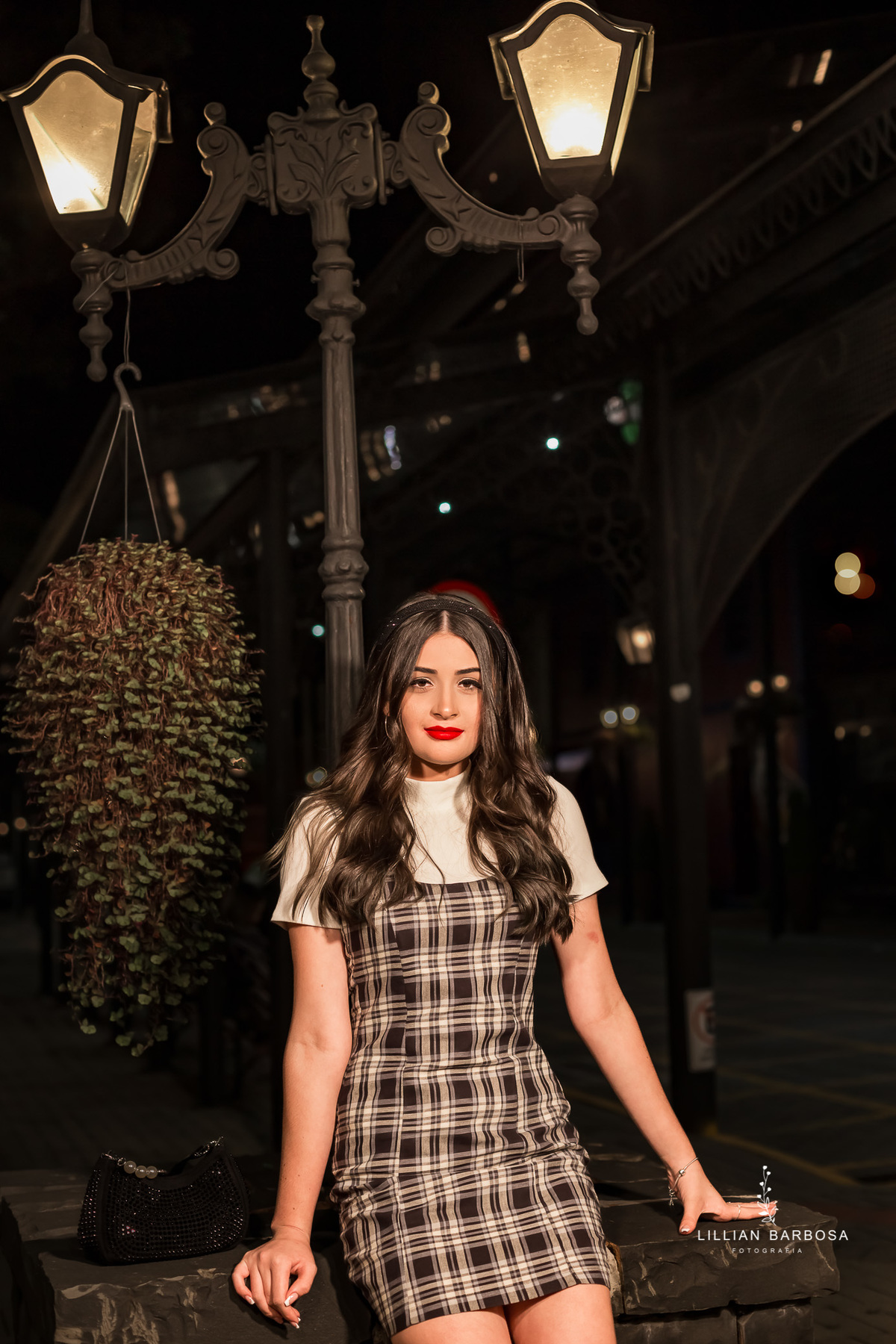 ensaio-de-15-anos-castelo-britanico-castelo-em-cocal-do-sul-castelo-em-santa-catarina-camiseta-branca-vestido-marrom-xadrez-fotógrafa-de-santa-catarina-fotógrafos-de-santa-catarina-fotógrafa-de-lauro-muller-fotógrafos-de-lauro-muller-fotógrafa-de-15-anos