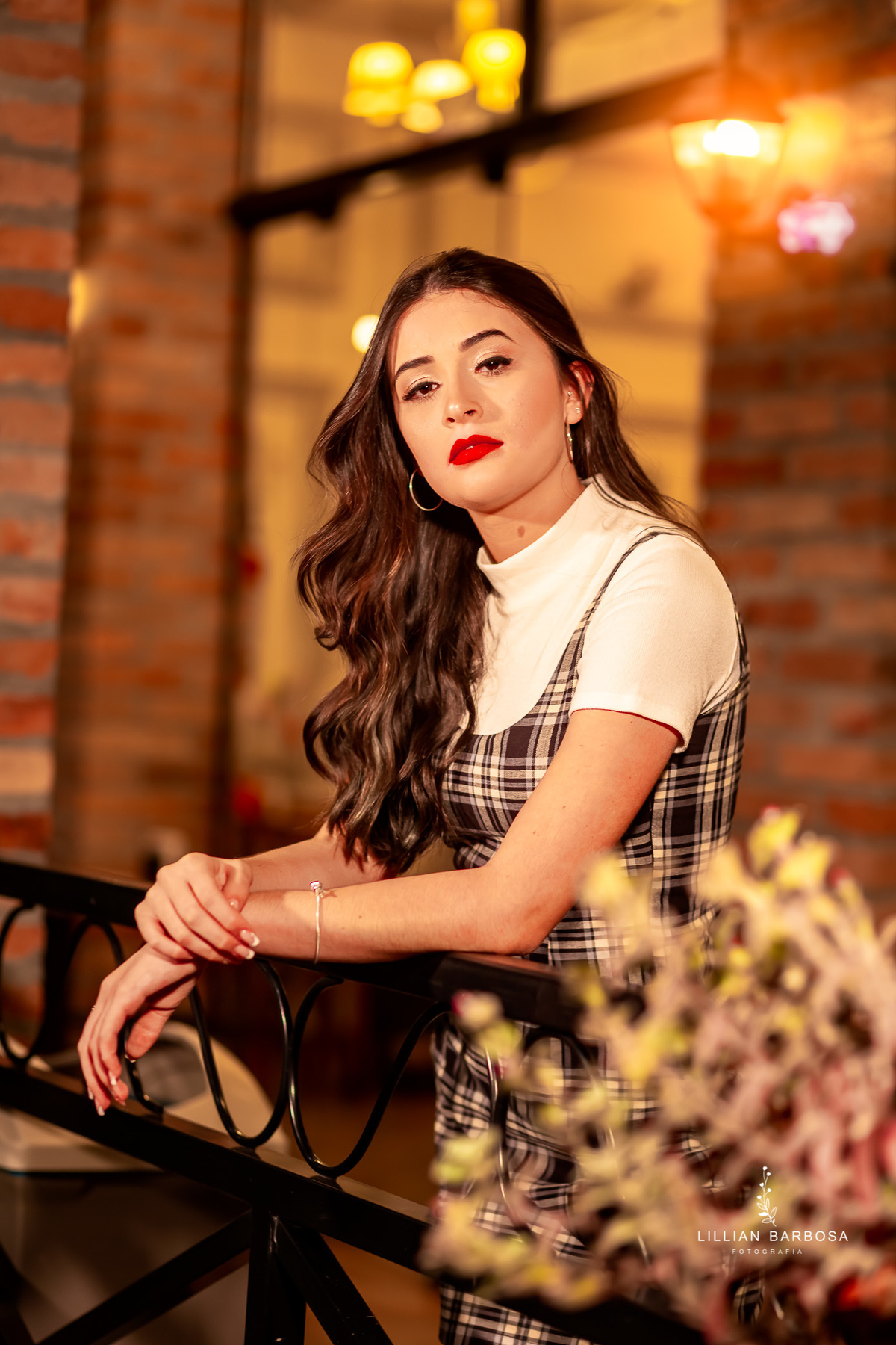 ensaio-de-15-anos-castelo-britanico-castelo-em-cocal-do-sul-castelo-em-santa-catarina-camiseta-branca-vestido-marrom-xadrez-fotógrafa-de-santa-catarina-fotógrafos-de-santa-catarina-fotógrafa-de-lauro-muller-fotógrafos-de-lauro-muller-fotógrafa-de-15-anos