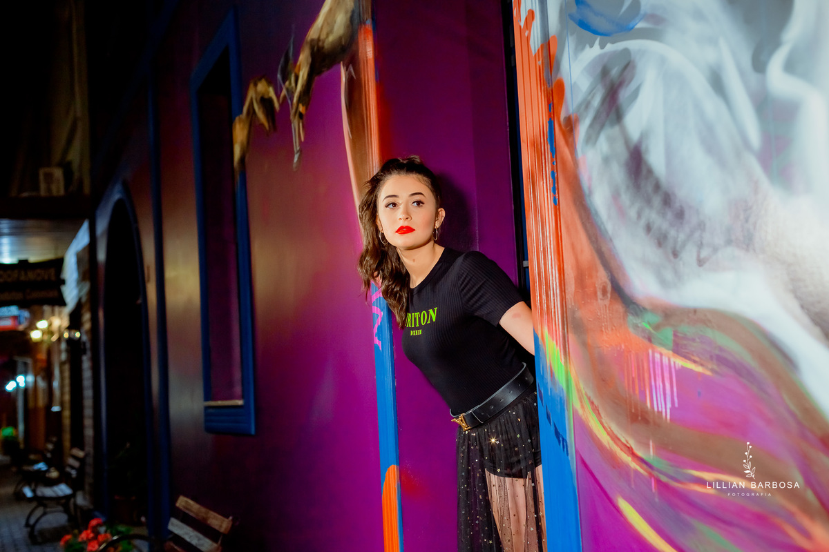 ensaio-de-15-anos-castelo-britanico-castelo-em-cocal-do-sul-castelo-em-santa-catarina-nova-veneza-camiseta-preta-fotógrafa-de-santa-catarina-fotógrafos-de-santa-catarina-fotógrafa-de-lauro-muller-fotógrafos-de-lauro-muller-fotógrafa-de-15-anos