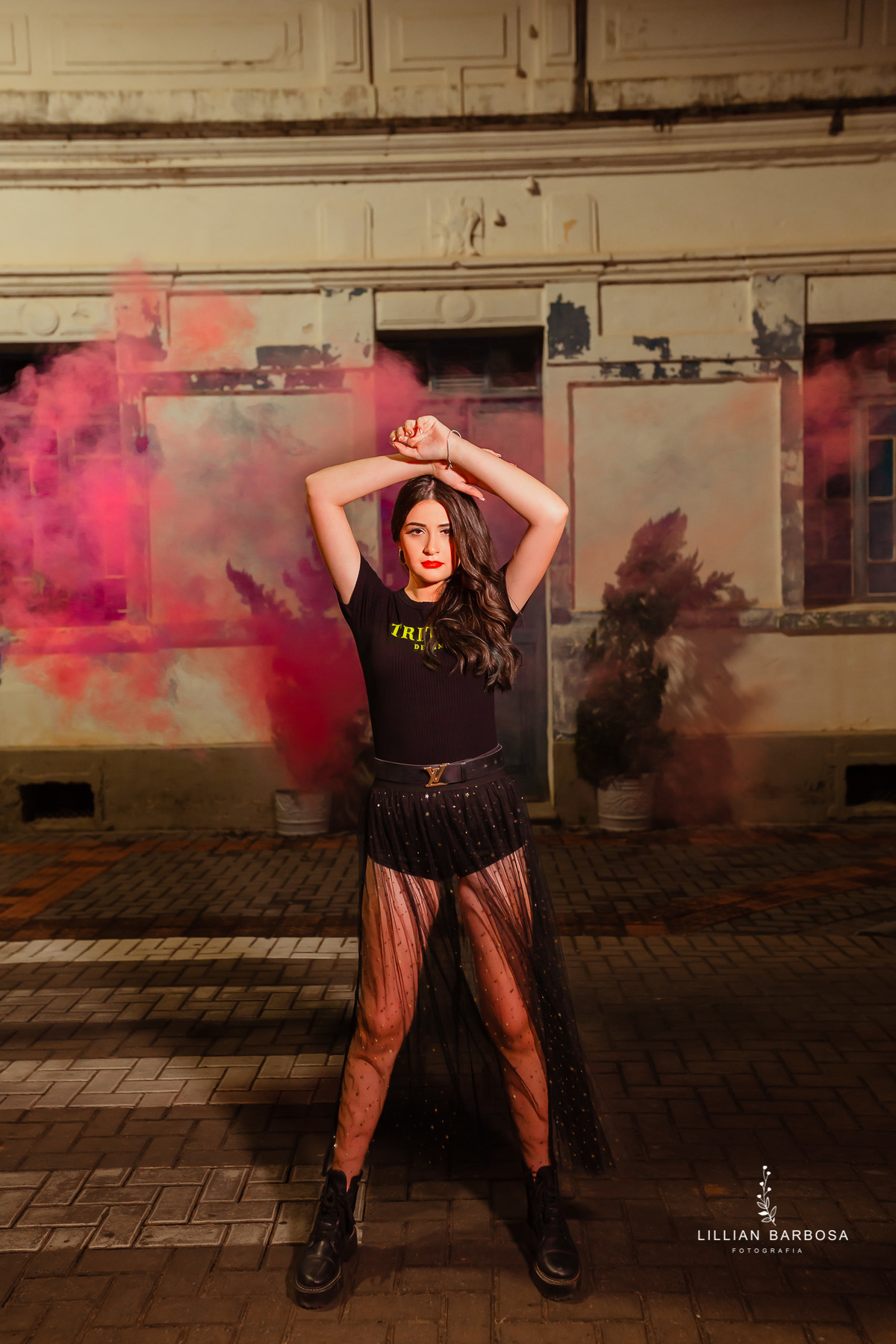 ensaio-de-15-anos-castelo-britanico-castelo-em-cocal-do-sul-castelo-em-santa-catarina-nova-veneza-camiseta-preta-fotógrafa-de-santa-catarina-fotógrafos-de-santa-catarina-fotógrafa-de-lauro-muller-fotógrafos-de-lauro-muller-fotógrafa-de-15-anos