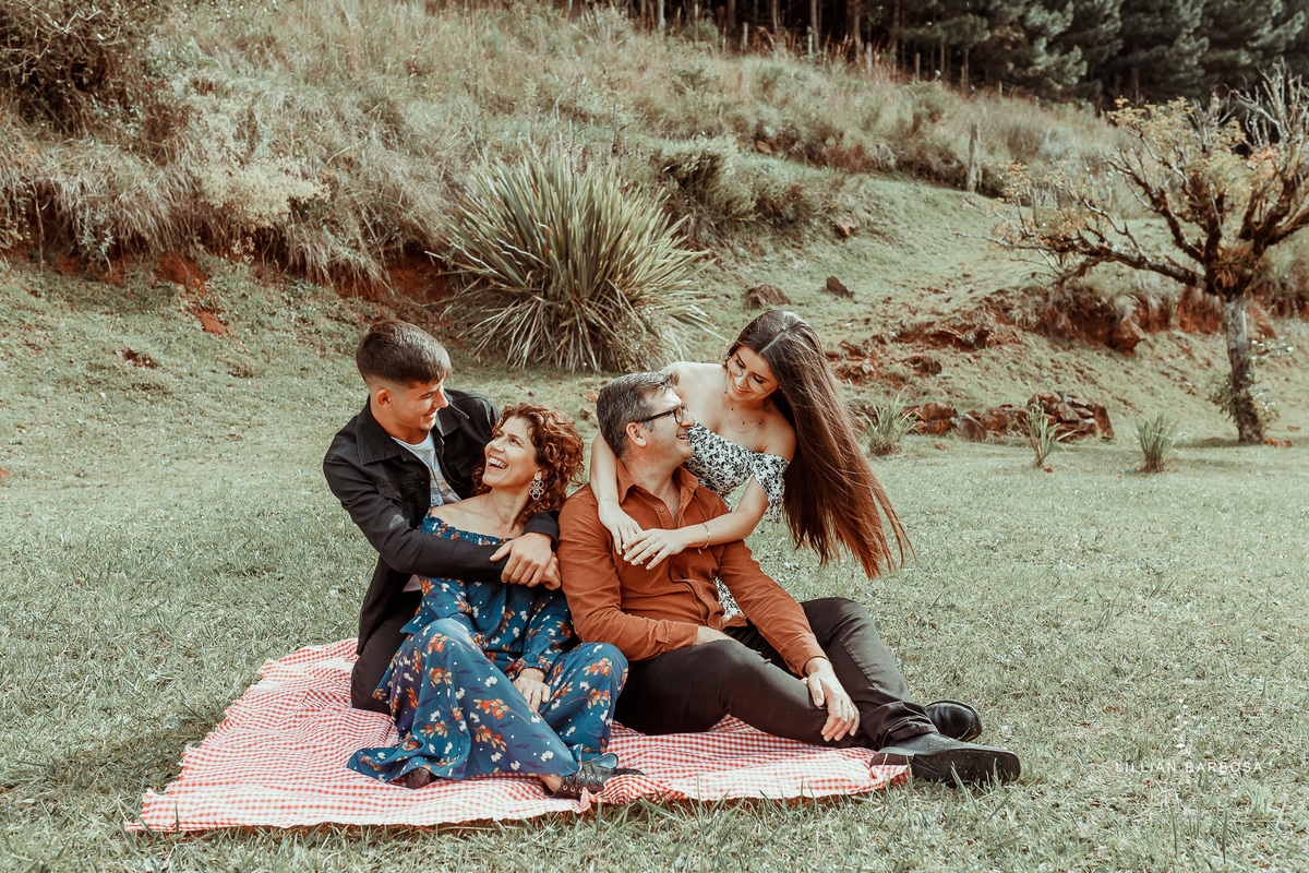ensaio-de-15-anos-book-de-15-anos-pousada-luar-dos-canions-bom-jardim-da-serra-serra-do-rio-do-rastro-foto-em-família-vestido-florido-fotógrafos-de-santa-catarina-fotógrafos-de-lauro-muller-fotógrafa-de-15-anos