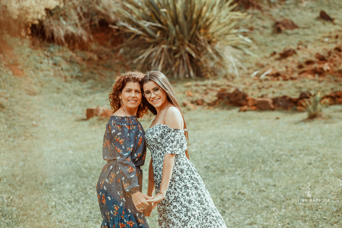 ensaio-de-15-anos-book-de-15-anos-pousada-luar-dos-canions-bom-jardim-da-serra-serra-do-rio-do-rastro-foto-em-família-vestido-florido-fotógrafos-de-santa-catarina-fotógrafos-de-lauro-muller-fotógrafa-de-15-anos