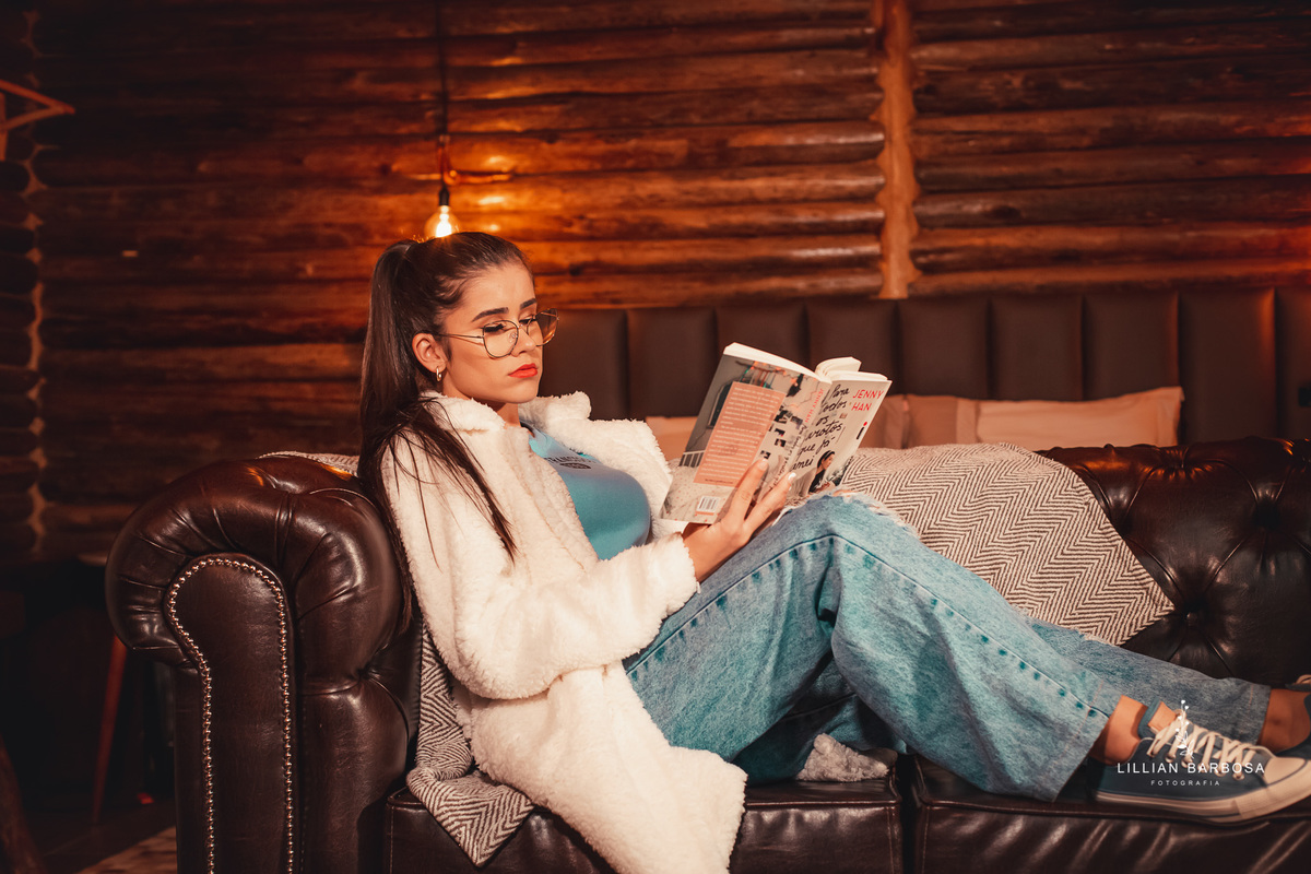 ensaio-de-15-anos-book-de-15-anos-pousada-luar-dos-canions-bom-jardim-da-serra-serra-do-rio-do-rastro-teddy-branco-calça-jeans-blusa-azul-all-star-livros-fotógrafos-de-santa-catarina-fotógrafos-de-lauro-muller-fotógrafa-de-15-anos