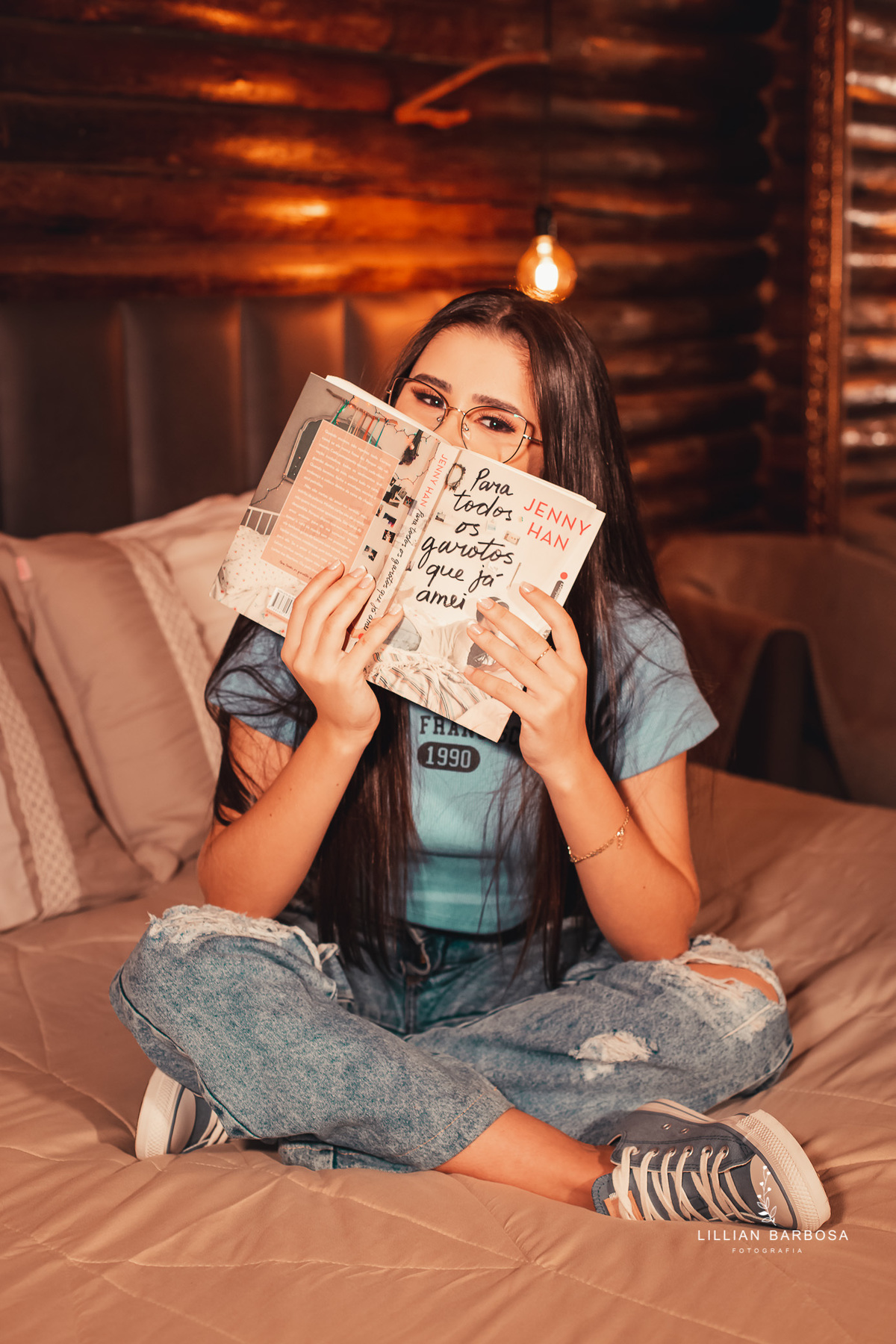 ensaio-de-15-anos-book-de-15-anos-pousada-luar-dos-canions-bom-jardim-da-serra-serra-do-rio-do-rastro-calça-jeans-blusa-azul-all-star-livros-fotógrafos-de-santa-catarina-fotógrafos-de-lauro-muller-fotógrafa-de-15-anos