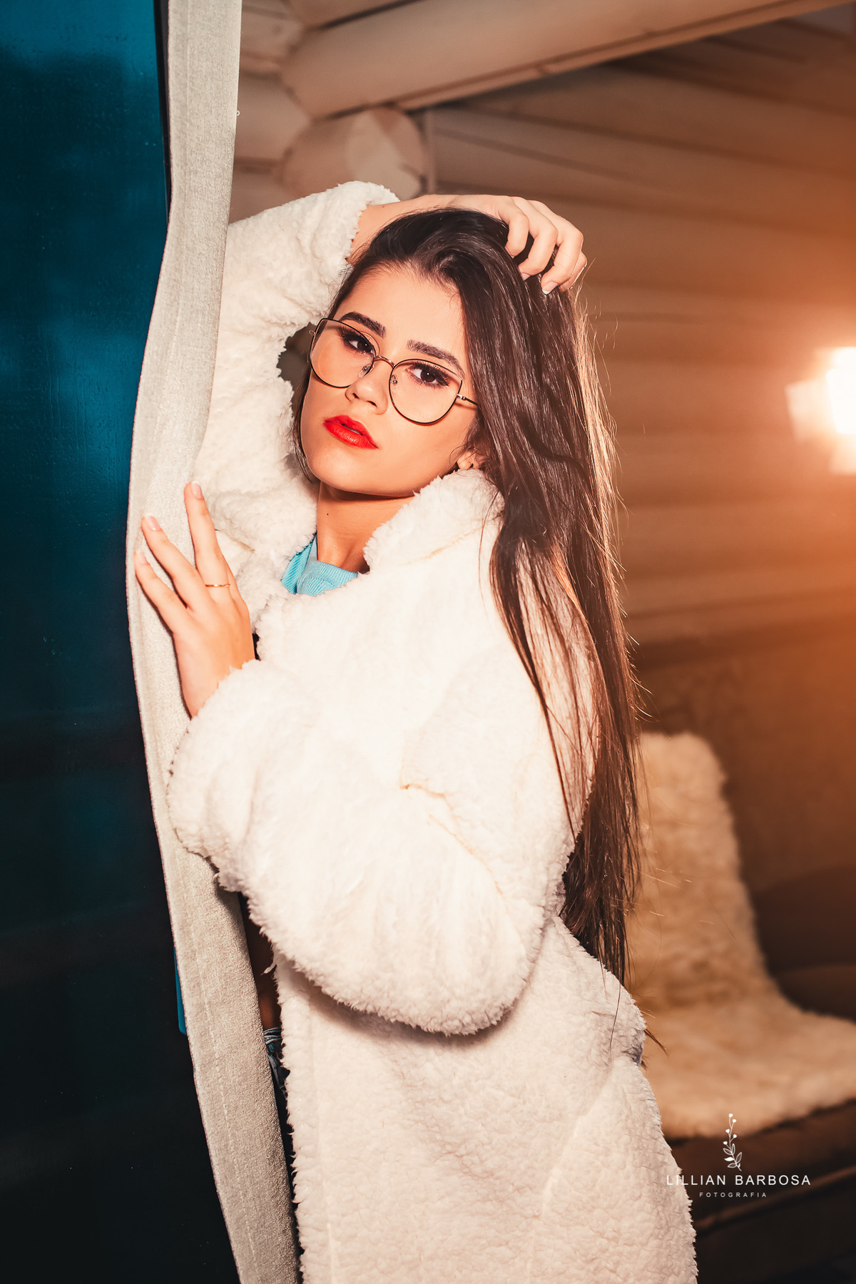 ensaio-de-15-anos-book-de-15-anos-pousada-luar-dos-canions-bom-jardim-da-serra-serra-do-rio-do-rastro-teddy-branco-calça-jeans-blusa-azul-all-star-livros-fotógrafos-de-santa-catarina-fotógrafos-de-lauro-muller-fotógrafa-de-15-anos