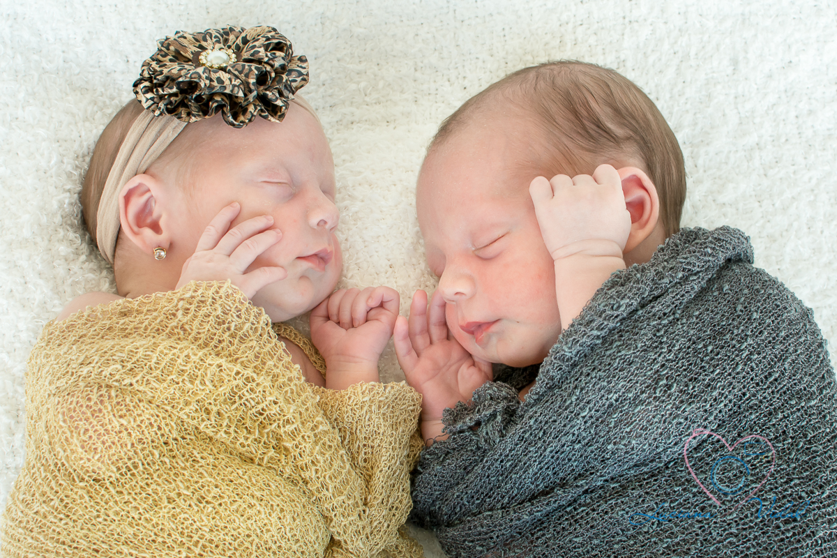 Ensaio newborn Lais e Henry, em São Paulo, fotografia Luciana Vidal, nessas fotos os bebês estão posicionados um de frente para o outro com as mãos próximas ao rosto.