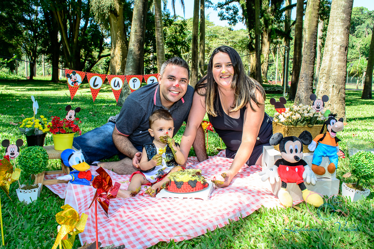 Ensaio Smash the cake Luiz, fotografia Luciana Vidal, em São Paulo. Jd. botânico, nessa imagem vemos o Luiz e sua família.