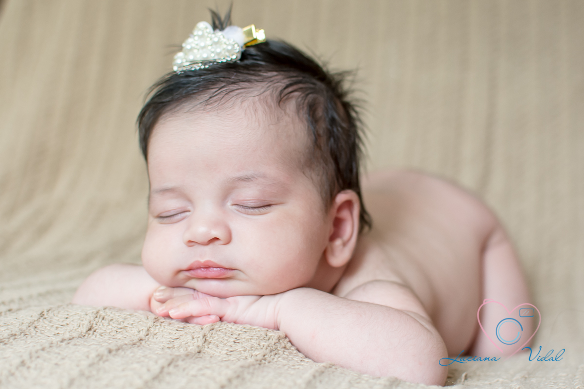 Ensaio Newborn Lara, com 19 dias, fotografia Luciana Vidal em São Paulo, nessa fotografia a Lara esta um doce de bebê,