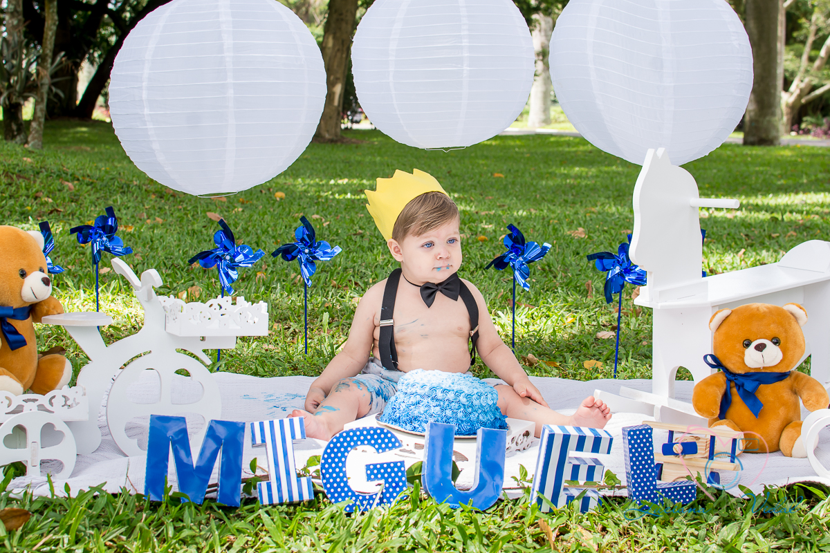 Ensaio Smash The Cake Miguel, fotografia Luciana Vidal em São Paulo, foto do miguel de coroa um príncipe lindo.