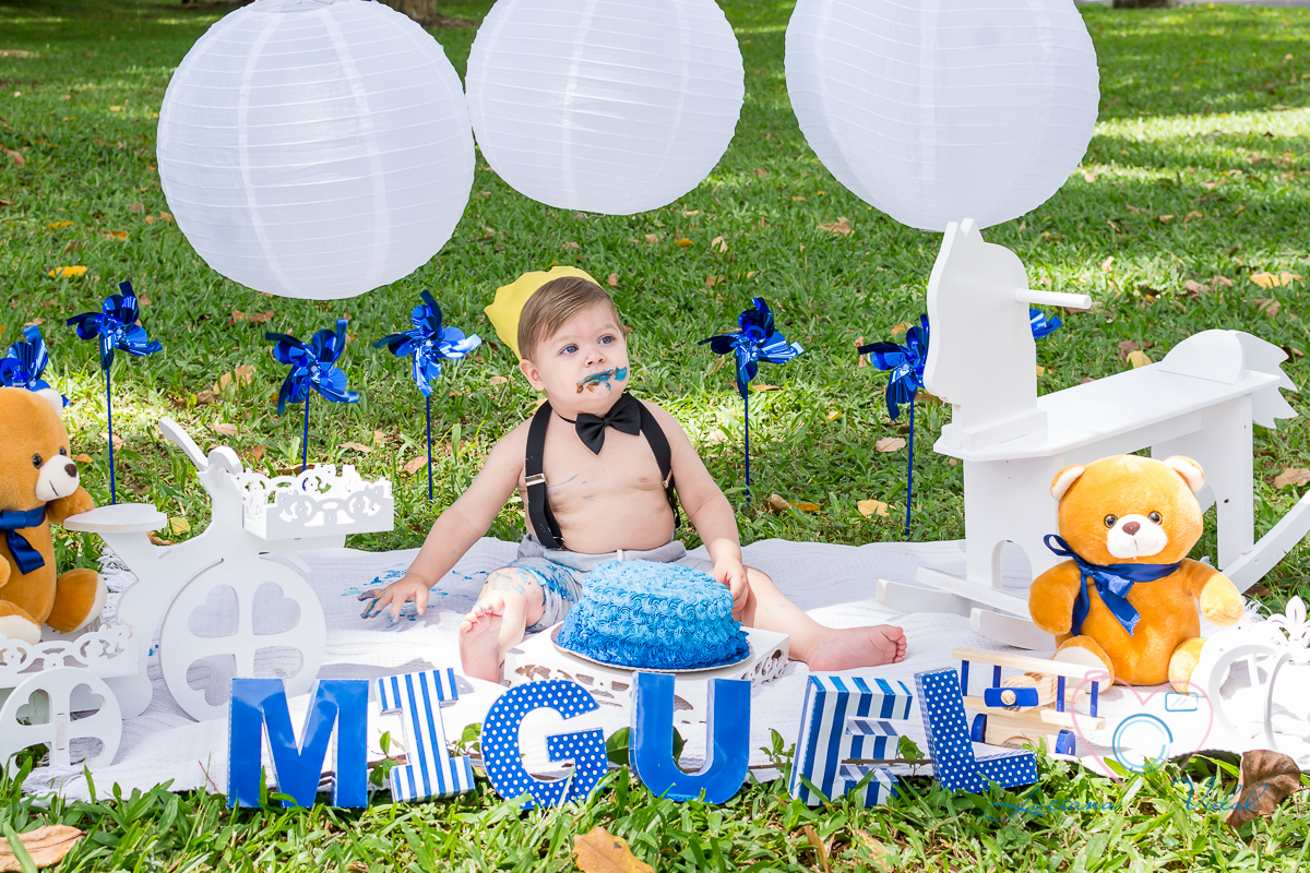 Ensaio Smash The Cake Miguel, fotografia Luciana Vidal em São Paulo, nessa foto o príncipe já experimentou o bolo.