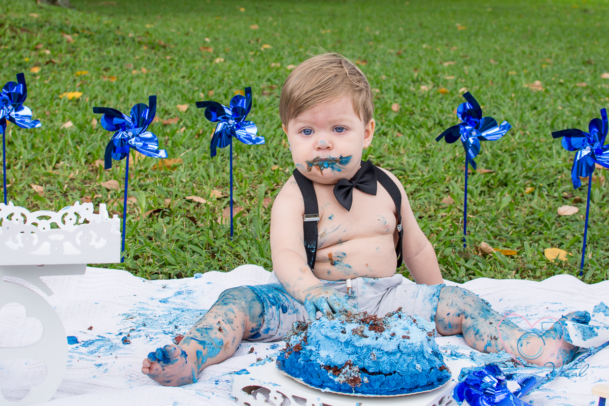 Ensaio Smash The Cake Miguel, fotografia Luciana Vidal em São Paulo, smash the cake, o Miguel esmagando o bolo.