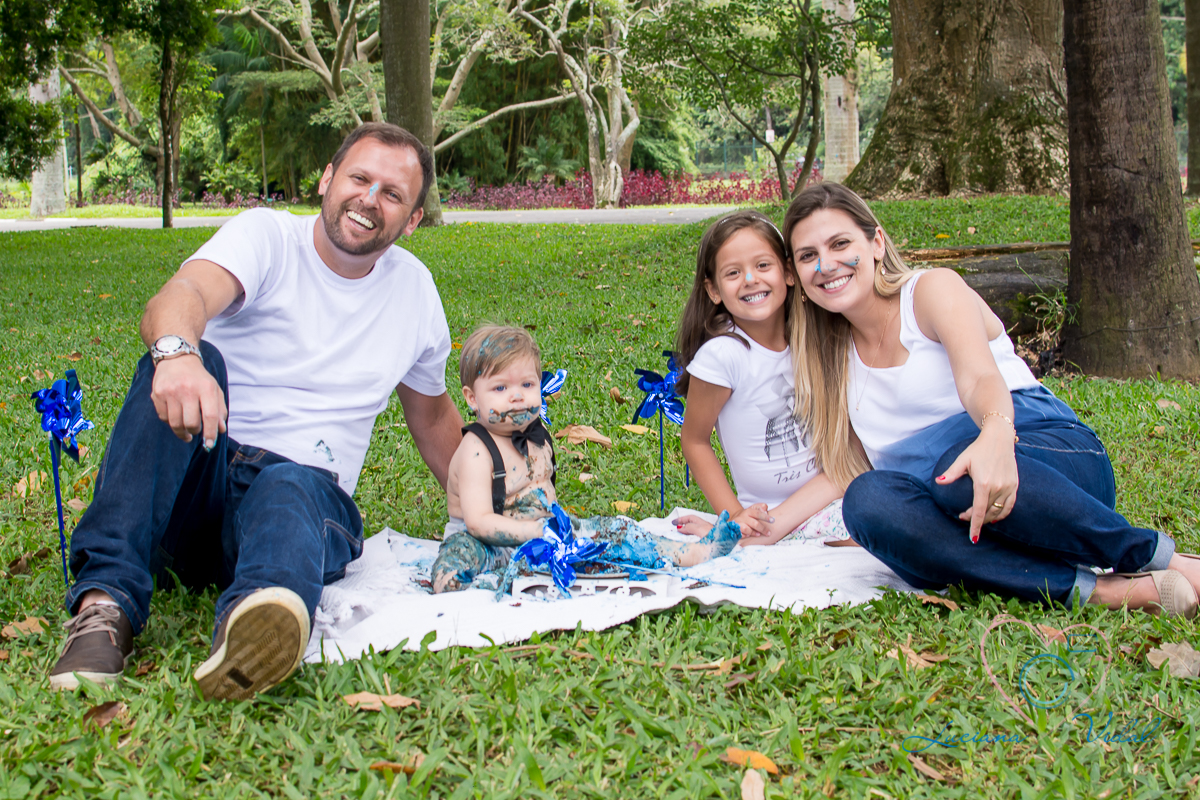 Ensaio Smash The Cake Miguel, fotografia Luciana Vidal em São Paulo, família linda reunida no ensaio do Miguel.