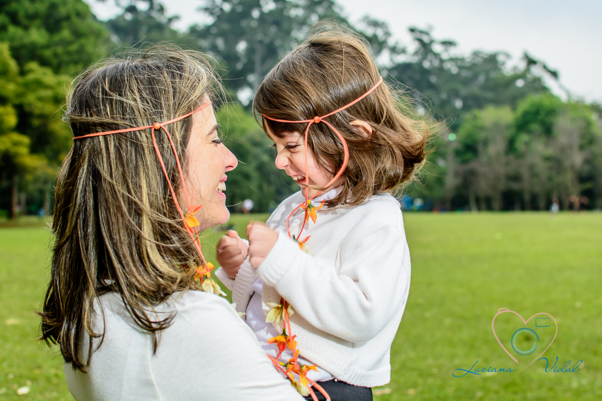 Fotografia Luciana Vidal, ensaio família, foto no parque, fotos de família, no parque Ibirapuera, em São Paulo, SP Carinho da mãe.