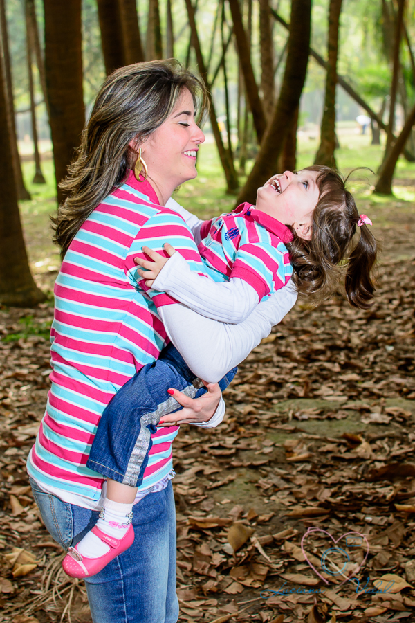 Fotografia Luciana Vidal, ensaio família, foto no parque, fotos de família, no parque Ibirapuera, em São Paulo, SP quanto carinho entre mãe e filha.