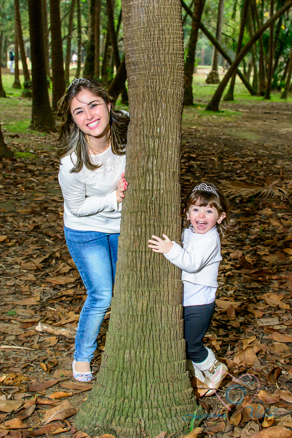 Fotografia Luciana Vidal, ensaio família, foto no parque, fotos de família, no parque Ibirapuera, em São Paulo, SP Mel se divertindo com a mamãe.