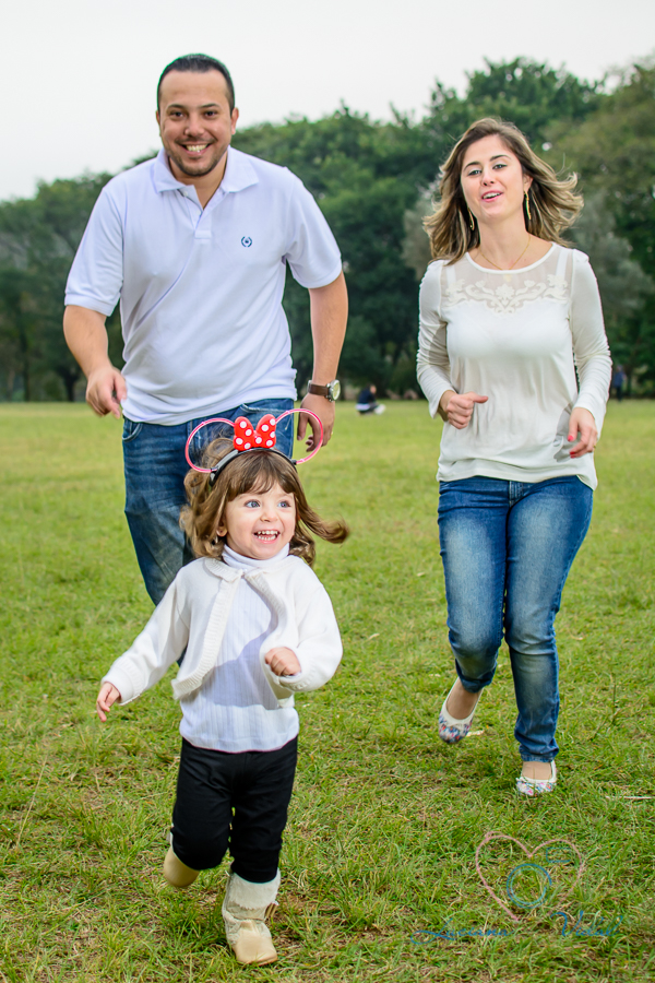 Fotografia Luciana Vidal, ensaio família, foto no parque, fotos de família, no parque Ibirapuera, em São Paulo, SP, brincando de pega pega com a mamãe e o papai.