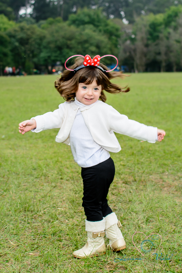 Fotografia Luciana Vidal, ensaio família, foto no parque, fotos de família, no parque Ibirapuera, em São Paulo, SP dançando no parque.