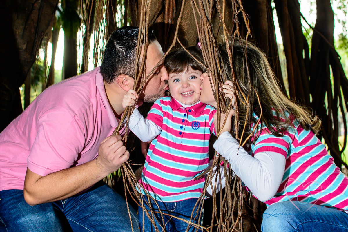 Fotografia Luciana Vidal, ensaio família, foto no parque, fotos de família, no parque Ibirapuera, em São Paulo, SP beijinho doce.