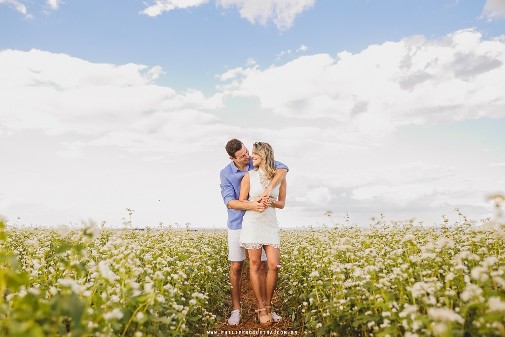 Ensaio de casal em Brasília - DF com os namorados abraçados em campo de trigo pelo fotógrafo profissional de casamentos Philipe Nogueira