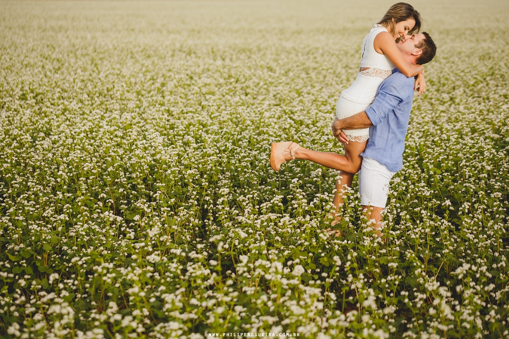 O noivo segura a noiva no colo em plantação Brasília Df