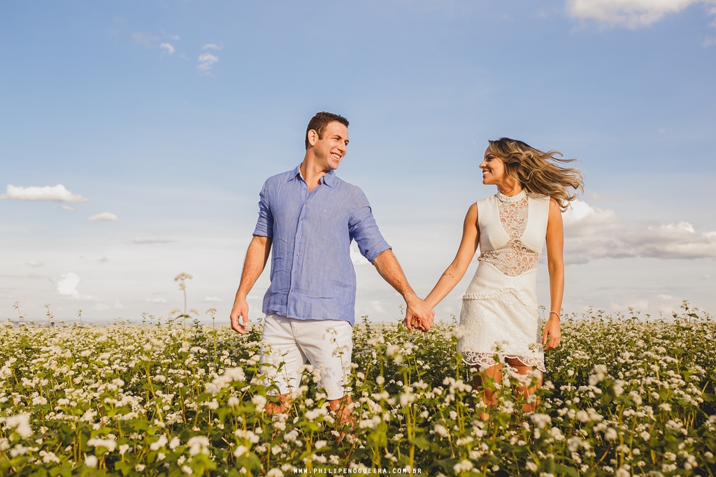 Noiva joga os cabelos em pose fotografica para ensaio de casamento