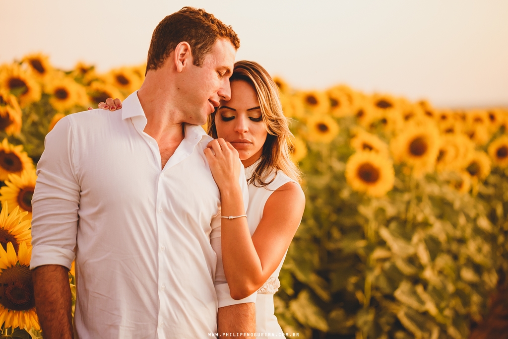 Sessão pré casamento com noivos em platação de girassol
