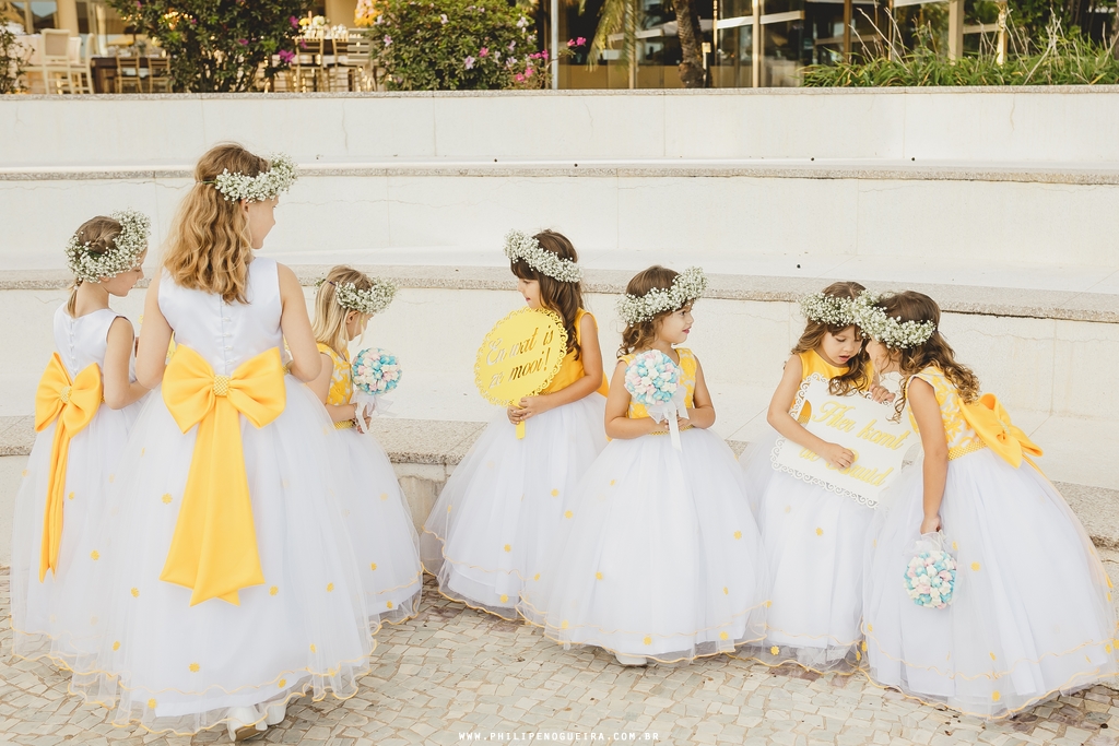 Damas de honra brincam em fotografia profissional de casamento Brasília  Df  no salão de festas Porto Vitoria