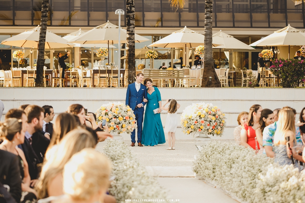 Entrada do noivo na cerimônia na beira do lago em fotografia profissional de casamento Brasília  Df  no salão de festas Porto Vitoria