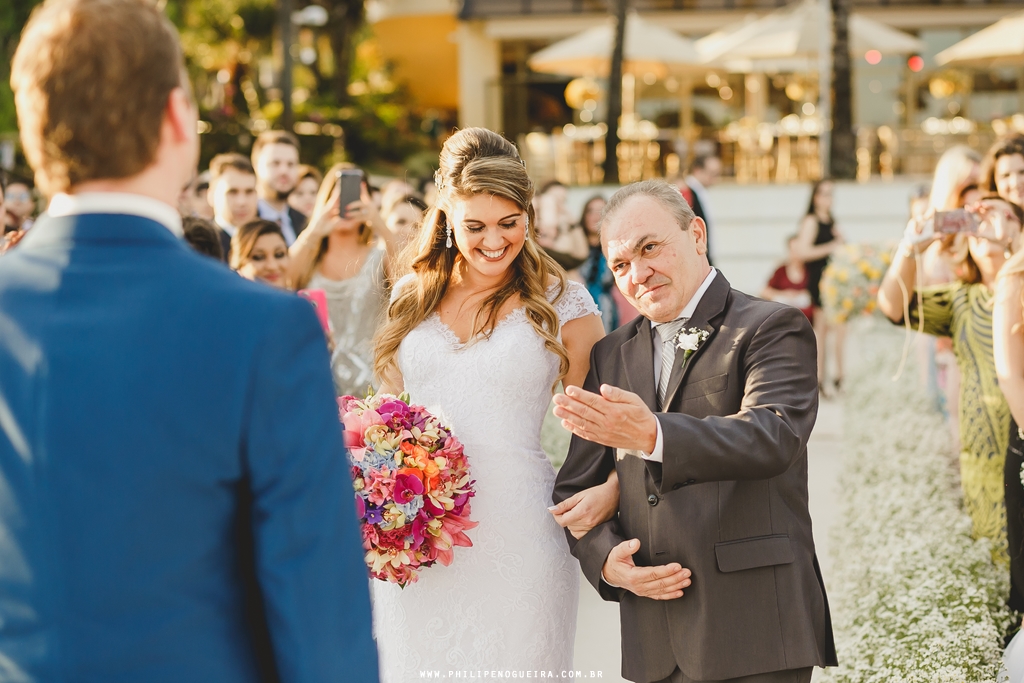 Entrega da noiva por seu pai na cerimônia ao ar livre em fotografia profissional de casamento Brasília  Df  no salão de festas Porto Vitoria
