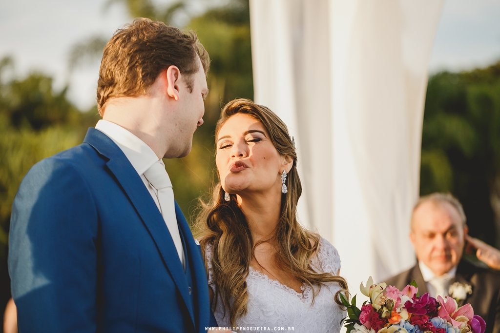 Casal de noivos na cerimônia ao ar livre no salão de festas Porto Vitoria em fotografia profissional de casamento Brasília Df pelo fotógrafo profissional Philipe Nogueira