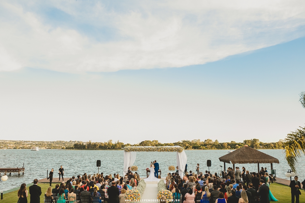 Cerimonia de casamento ao ar livre no salão de festas Porto Vitoria em fotografia profissional de casamento Brasília Df pelo fotógrafo profissional Philipe Nogueira