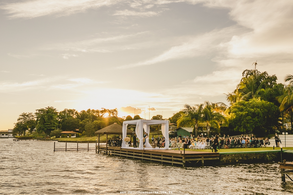 Cerimonia de casamento ao ar livre na beira do lago  Paranoa no salão Porto Vitoria em fotografia profissional de casamento Brasília Df pelo fotógrafo profissional Philipe Nogueira