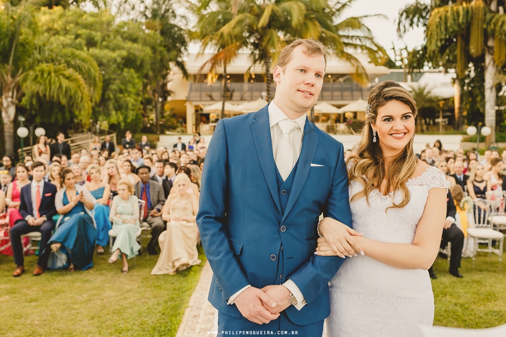 Casal de noivos na cerimônia ao ar livre no salão de festas Porto Vitoria em fotografia profissional de casamento Brasília Df pelo fotógrafo profissional Philipe Nogueira