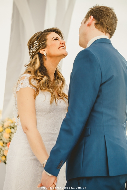 Casal de noivos se beija na cerimônia ao ar livre no salão de festas Porto Vitoria em fotografia profissional de casamento Brasília Df pelo fotógrafo profissional Philipe Nogueira