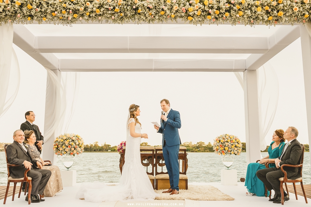 Votos de casamento em cerimonia ao ar livre na beira do lago Paranoa no salão Porto Vitoria em fotografia profissional de casamento Brasília Df