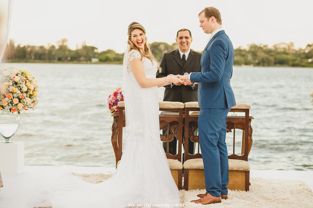 Votos de casamento em cerimonia ao ar livre na beira do lago Paranoa no salão Porto Vitoria em fotografia profissional de casamento Brasília Df