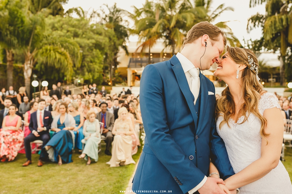 Casal de noivos na cerimônia ao ar livre no salão de festas Porto Vitoria em fotografia profissional de casamento Brasília Df pelo fotógrafo profissional Philipe Nogueira
