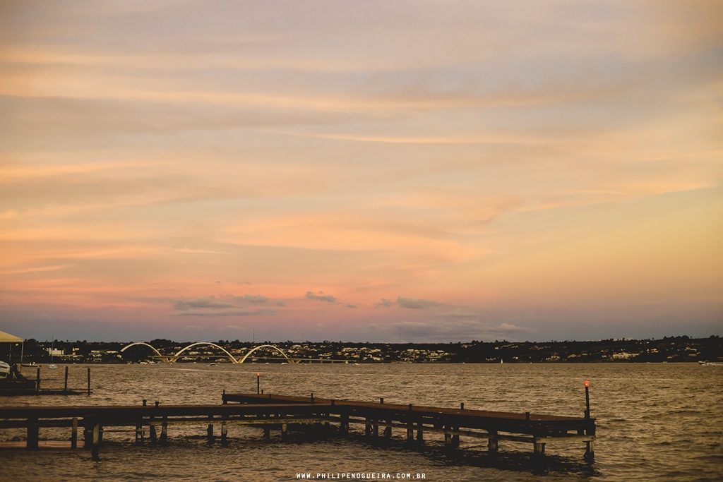 Cerimonia de casamento ao ar livre na beira do lago  Paranoa no salão Porto Vitoria em fotografia profissional de casamento Brasília Df pelo fotógrafo profissional Philipe Nogueira