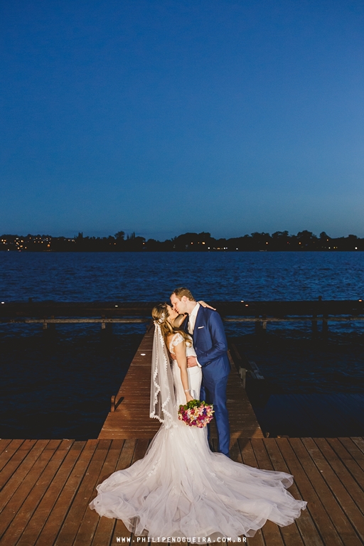 Ensaio de casamento em cerimonia ao pôr do sol na beira do lago Paranoa no salão Porto Vitoria em fotografia profissional de casamento Brasília Df
