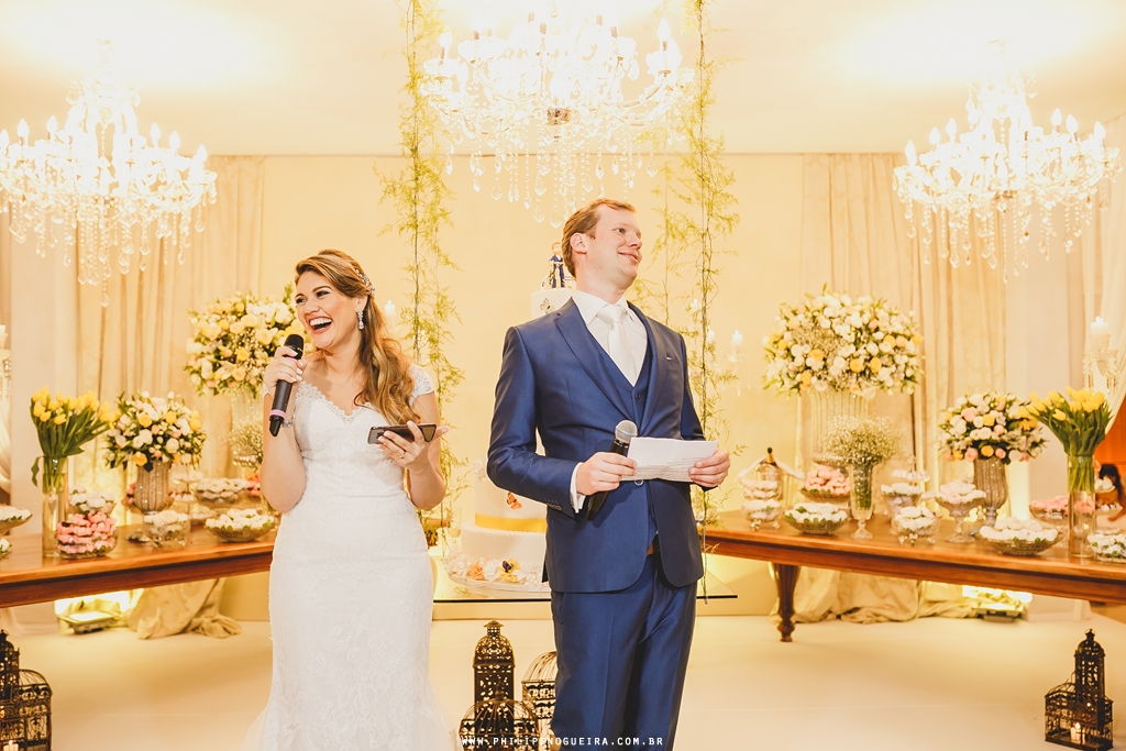 Casal na mesa do bolo em festa de casamento com decoração por Erica Magalhães no salão Porto Vitoria em fotografia profissional Brasília Df