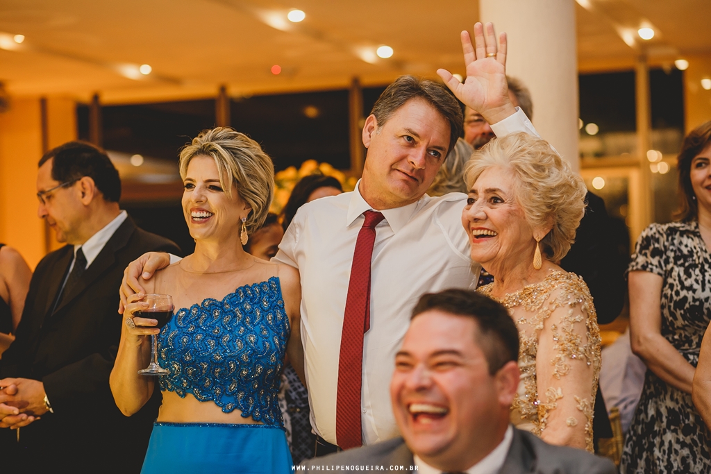 Casal na mesa do bolo em festa de casamento com decoração por Erica Magalhães no salão Porto Vitoria em fotografia profissional Brasília Df