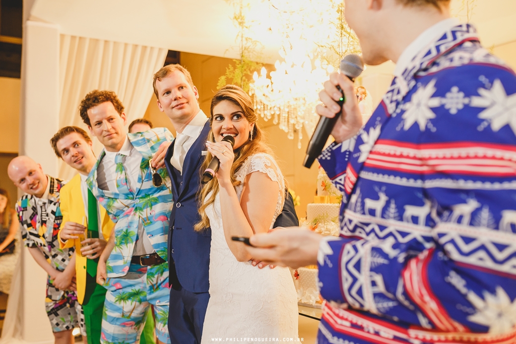 Casal na mesa do bolo em festa de casamento com decoração por Erica Magalhães no salão Porto Vitoria em fotografia profissional Brasília Df