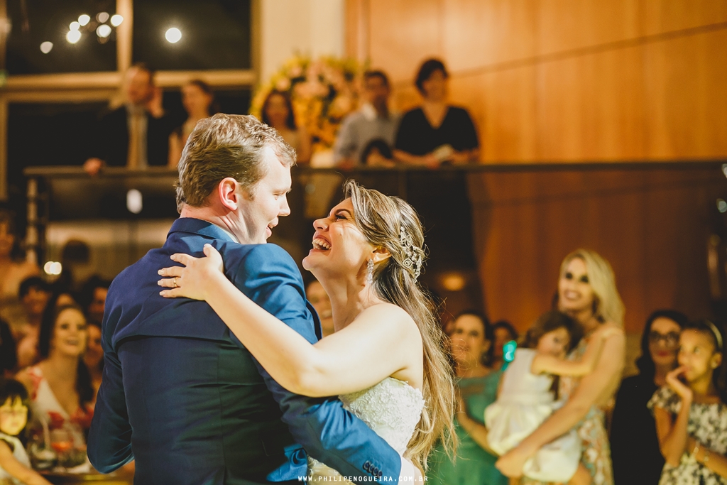 Dança do casal em festa de casamento com filmagem capela filmes e dj Cadu Dornelles no salão Porto Vitoria em fotografia profissional Brasília Df