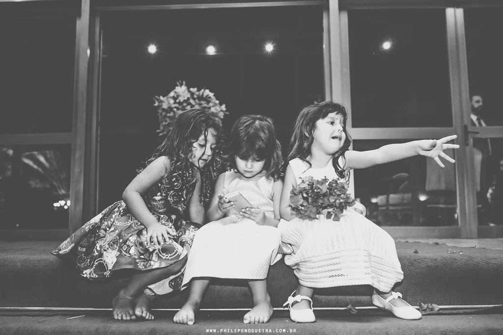 Damas de honra brincam em fotografia profissional de casamento Brasília  Df  no salão de festas Porto Vitoria