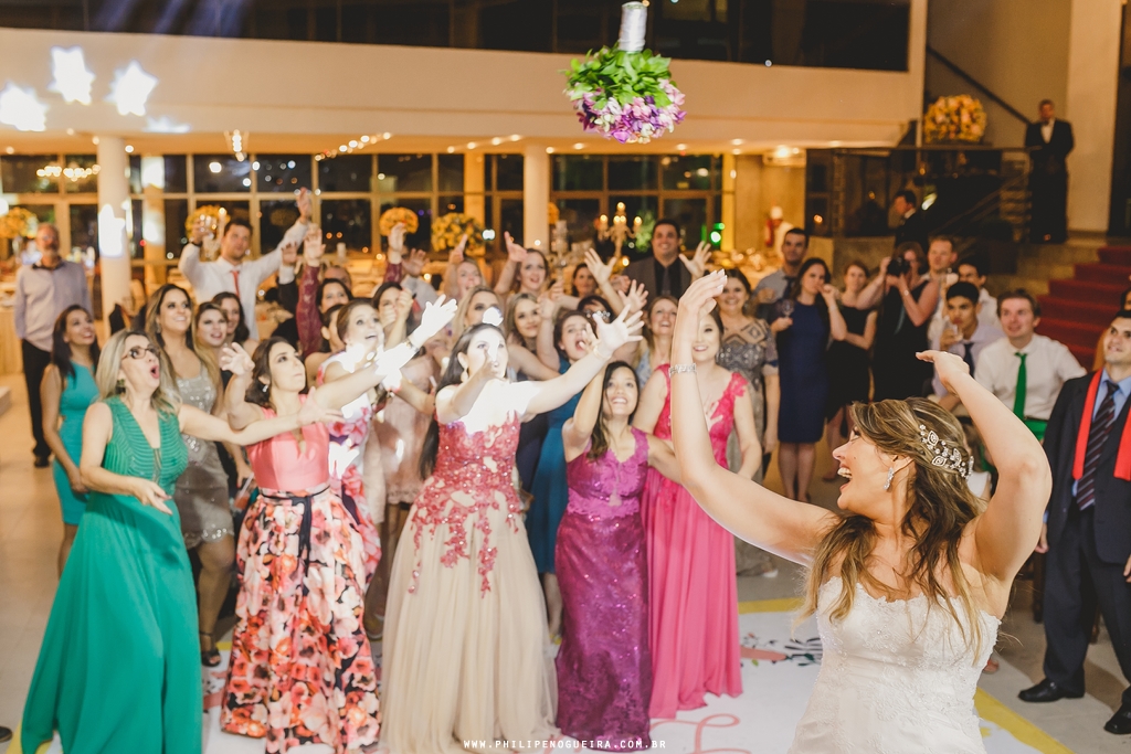 Noiva joga o buque em festa de casamento com cerimonial Glaucia Magalhaes e dj Cadu Dornelles no salão Porto Vitoria em fotografia profissional Brasília Df