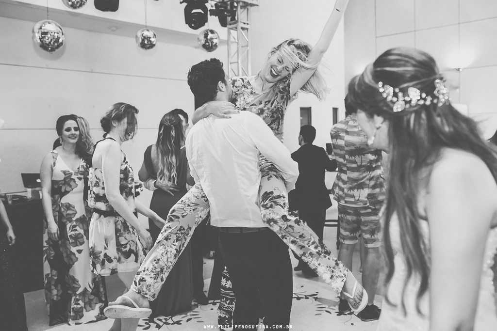 Pista de dança em festa de casamento com cerimonial Glaucia Magalhaes e dj Cadu Dornelles no salão Porto Vitoria em fotografia profissional Brasília Df