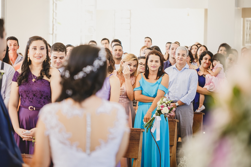 Convidados na cerimônia em igreja católica pela manha em fotografia profissional de casamento Brasília Df