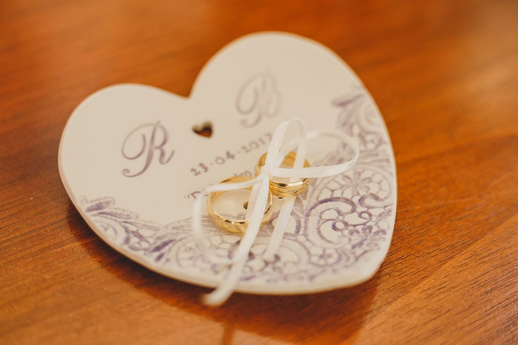 Alianças dos noivos em making of de noiva Brasília - DF pelo fotógrafo de casamento Philipe Nogueira