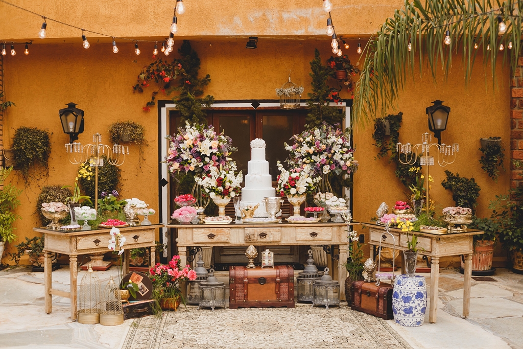 Mesa de bolo ao ar livre por Karin von Glehn no salão de festas Spazio Villa Regia em fotografia profissional de casamento Brasília Df